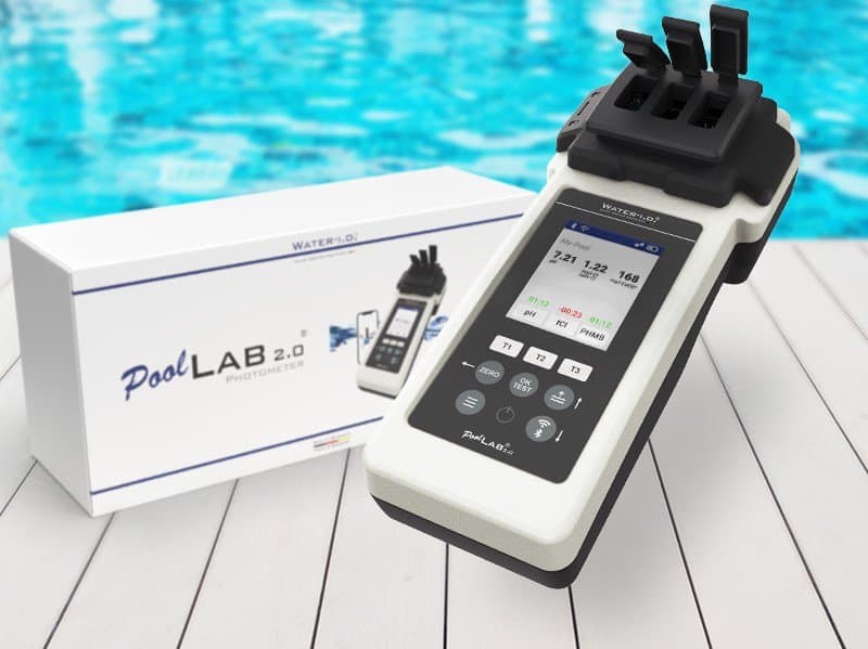 Digitaler Poolwassertester für präzise Wasseranalyse.