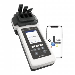Digitaler Pool-Wassertester mit App-Verbindung für eine präzise Wasseranalyse.