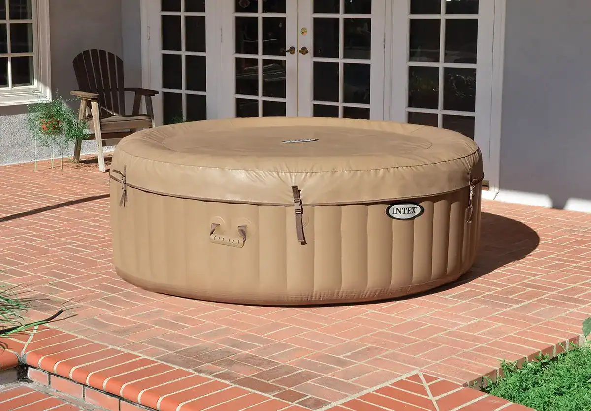 Intex Pure Spa Bubble Therapy aufblasbarer Whirlpool für 4 Personen, ideal zur Entspannung zu Hause.