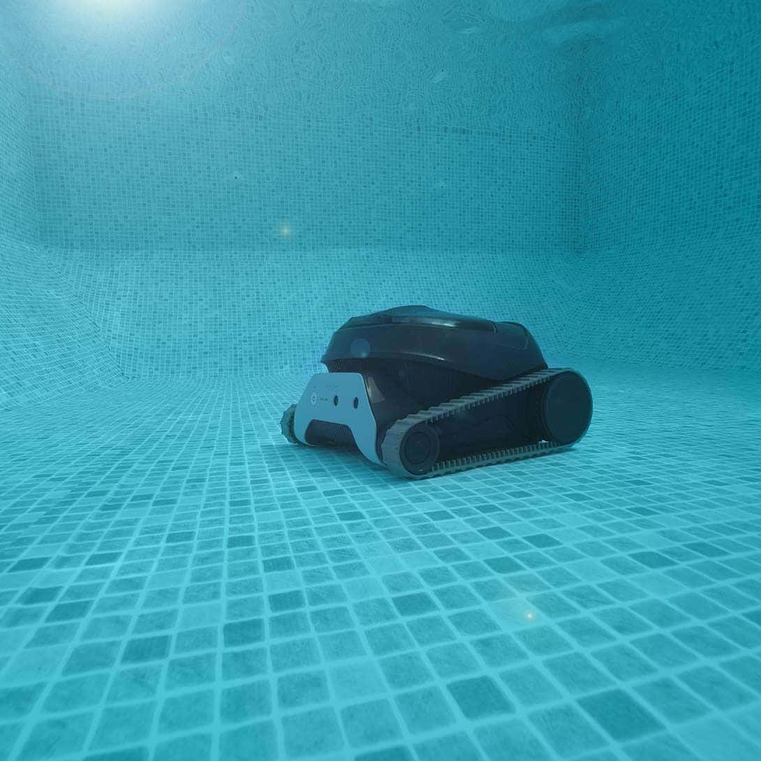 Kabelloser Poolroboter zur Reinigung von Pools.