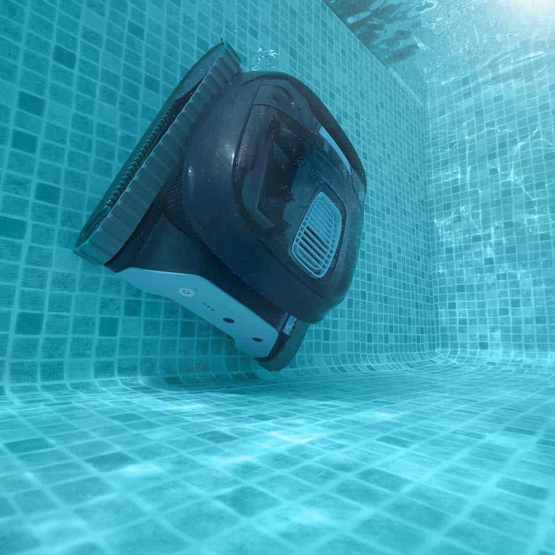 Kabelloser Poolroboter für effiziente Reinigung von Pools.