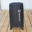 Kindling Cracker King in Schutzhülle, ideal für sicheres Holzhacken.