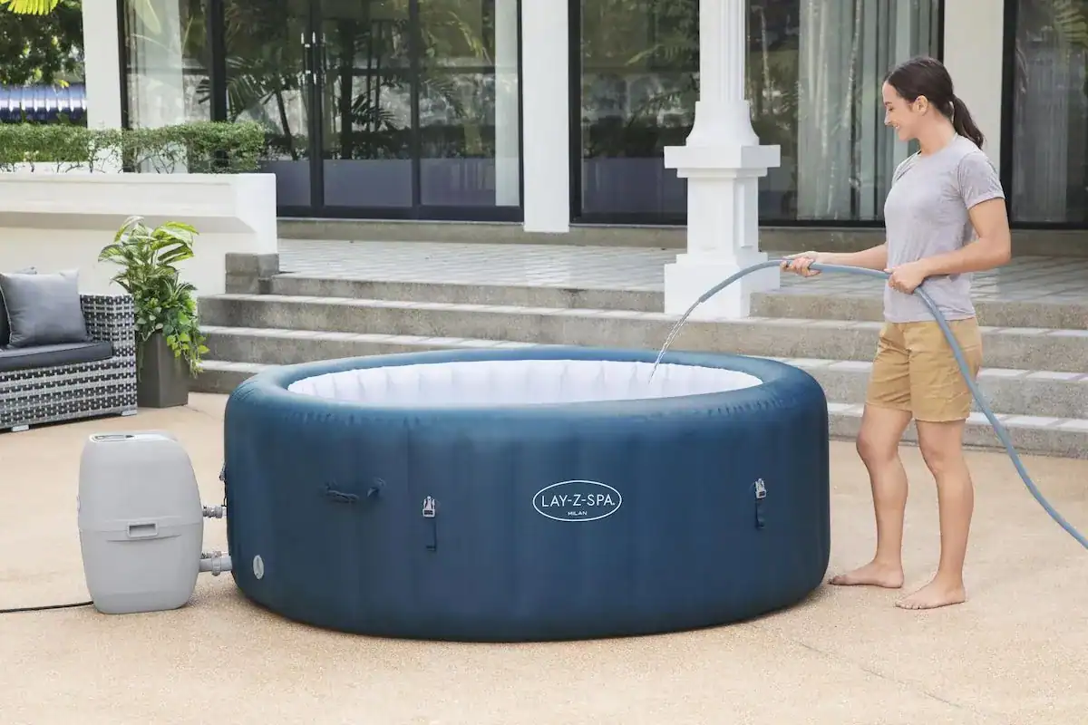 Aufblasbare Spa für 6 Personen für den Garten, einfach aufzubauen.