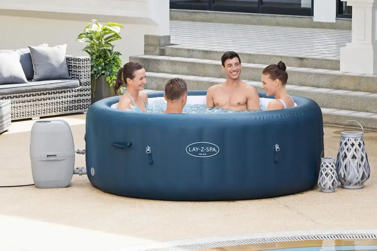Aufblasbare Spa für 6 Personen für Entspannung und Spaß im Freien.