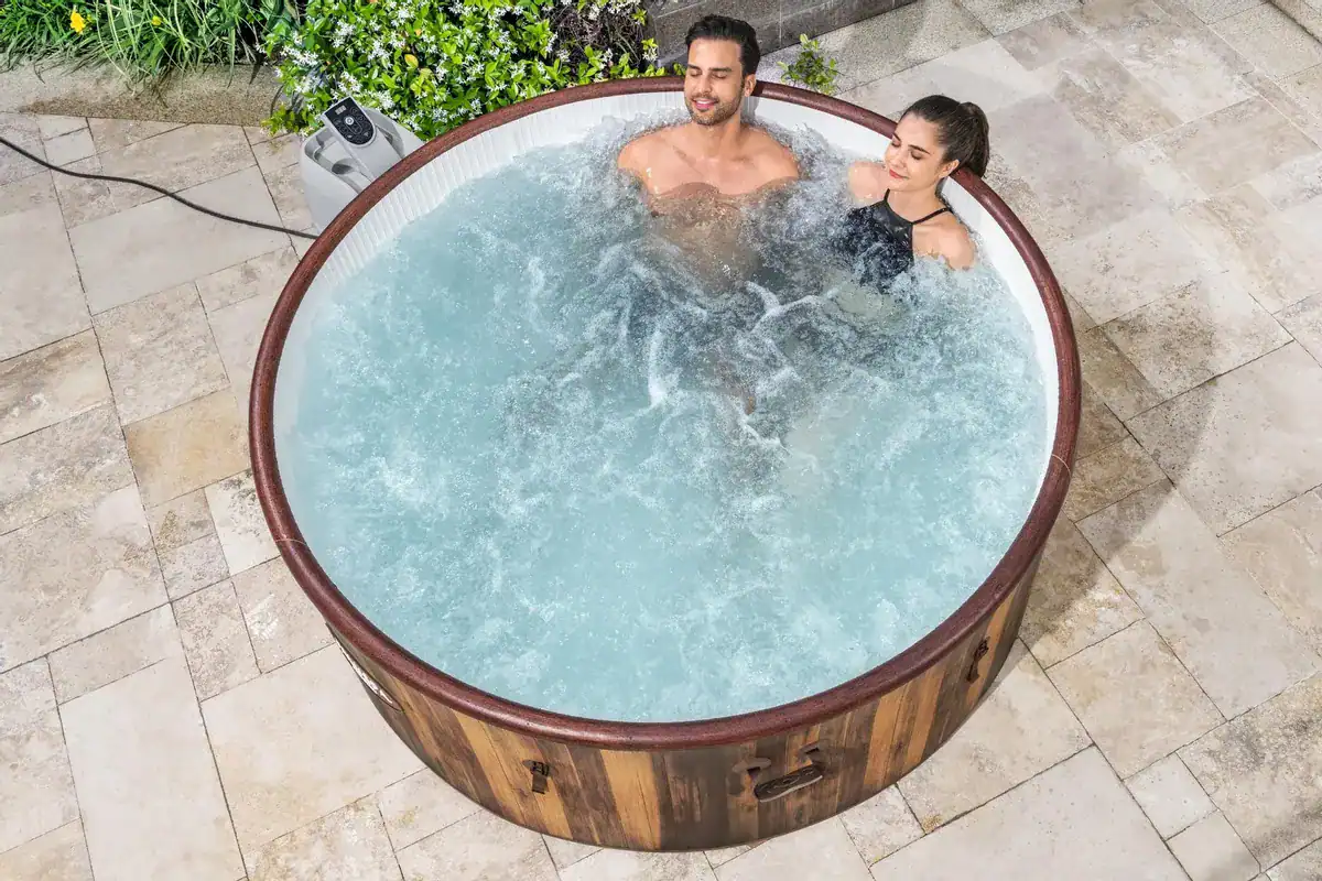 Aufblasbarer Spa mit AirJet-Massage für 5-7 Personen, ideal zum Entspannen zuhause.