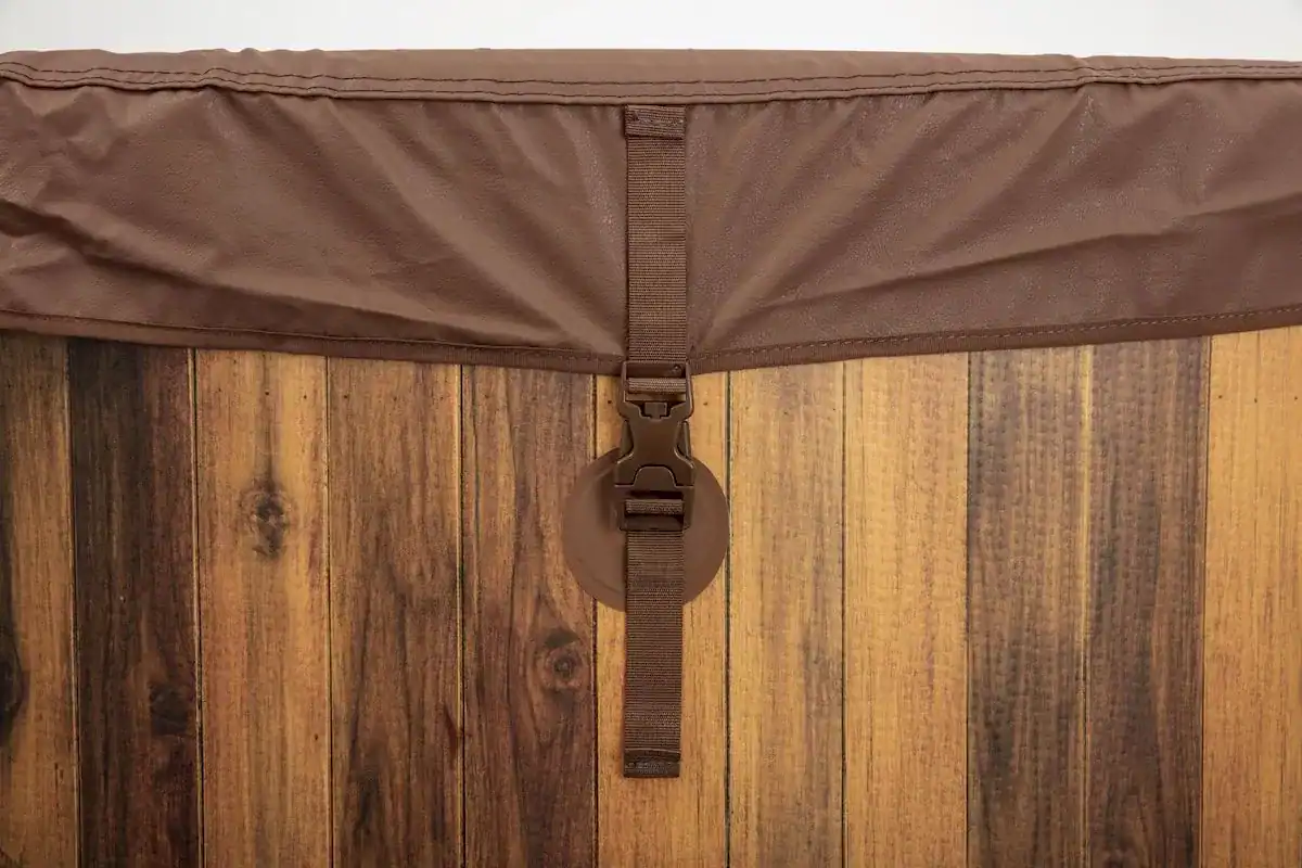 Aufblasbarer Spa mit Holzboden und Verschlussklappe, geeignet für 5-7 Personen.