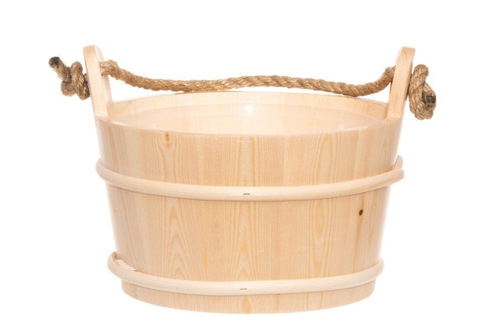 Sauna-Eimer aus Fichtenholz mit Seilgriff für Sauna und Wellness.
