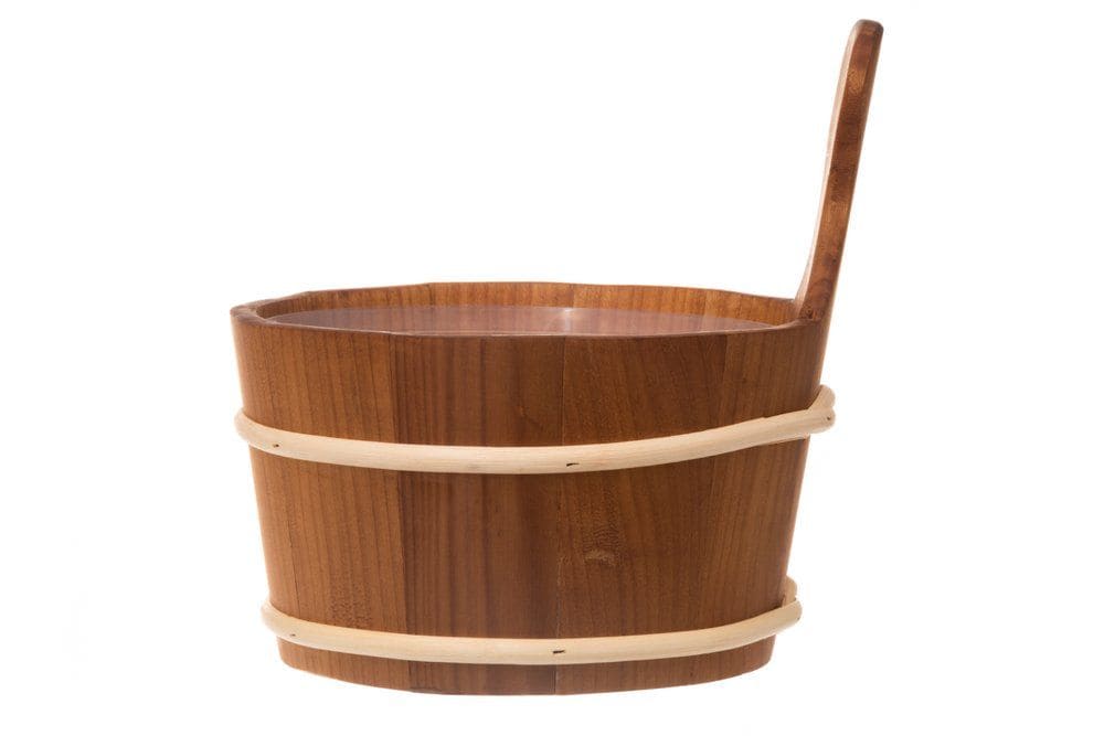 Hölzerner Sauna-Eimer mit Griff für Wärmebehandlung in der Sauna.