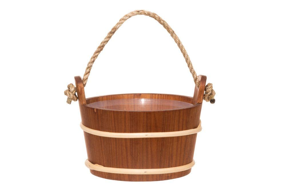 Sauna-Eimer aus Erlenholz mit Seilgriff für Wärmebehandlungen.