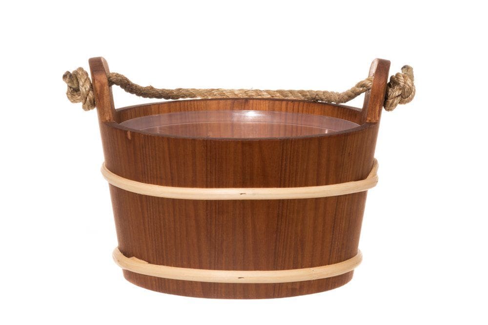 Sauna-Eimer aus wärmebehandeltem Erlenholz mit Seilgriff.