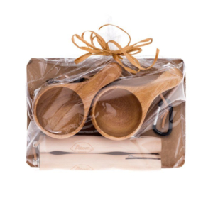 Camping-Besteckset für zwei Personen, inklusive Holzlöffeln und -messern, in Geschenkverpackung.