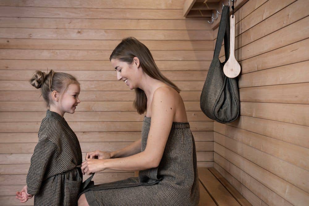 Bademantel für Kinder in Schwarz und Beige, komfortabel und weich.