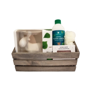 Schwimmspa-Geschenkset mit Sauna- und Wellnessprodukten in einem Holzkörbchen.