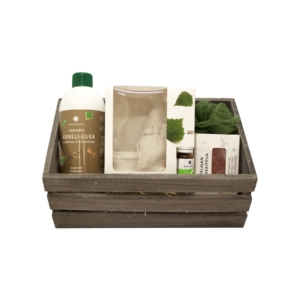 Luxuriöser Emendo Sauna-Geschenkkorb mit Wellnessprodukten und Handtuch.