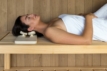 Ergonomische Kopfstütze für Sauna, Espe-Modell, diebstahlsicheres Design.