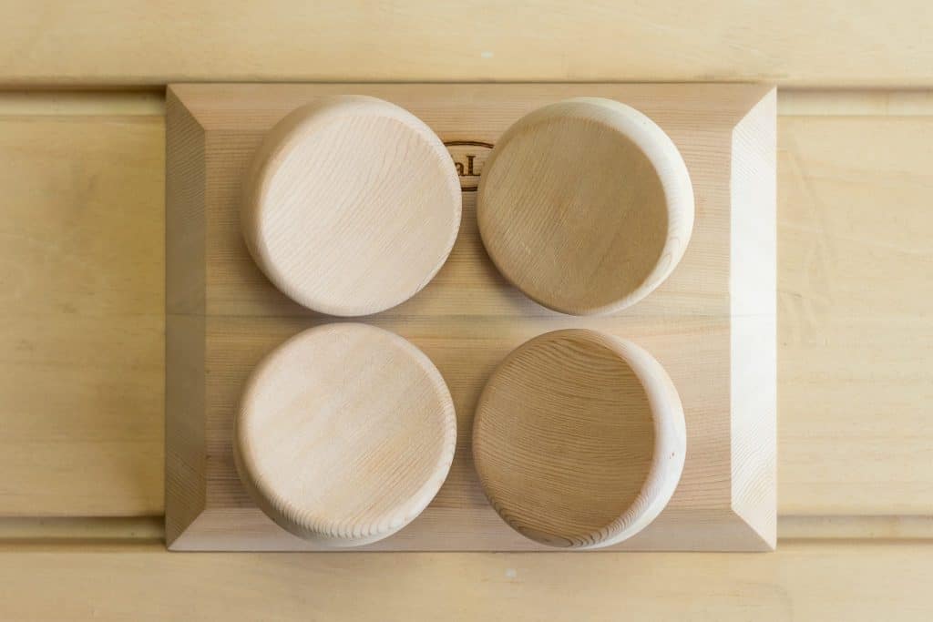 Kopfstütze für Sauna aus rotem Zedernholz, ergonomisch gestaltet für Komfort.