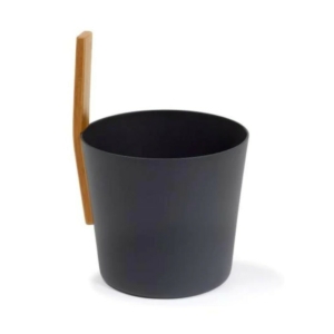 KOLÓ Sauna Eimer 3 in Schwarz mit Holzgriff, modernes Design für Saunazubehör.