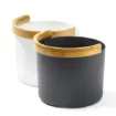 Schwarze und weiße Kolo Sauna-Eimer mit Holzgriff, ideal als Sauna-Zubehör.