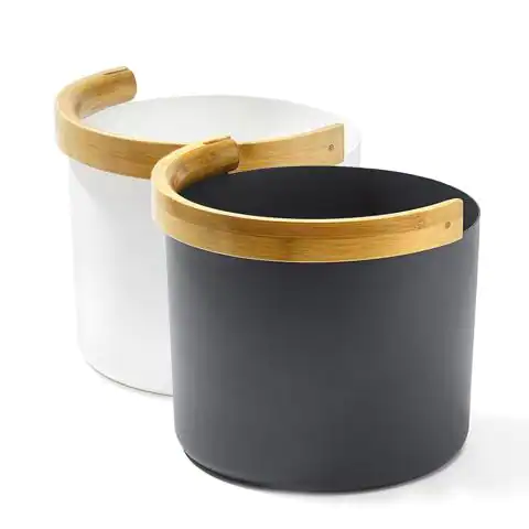 Schwarze und weiße Kolo Sauna-Eimer mit Holzgriff, ideal als Sauna-Zubehör.