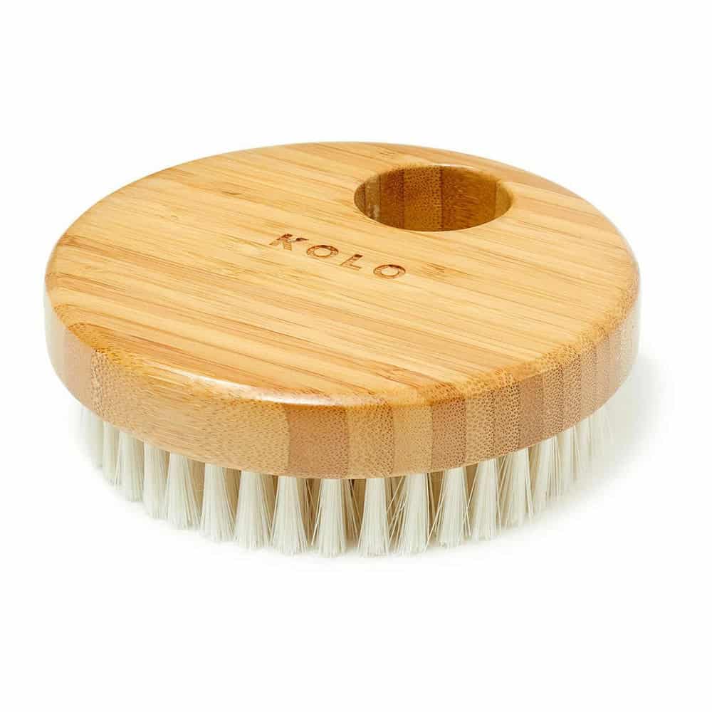 Runde Bambus-Körperbürste mit weichen weißen Haaren für die Hautpflege.