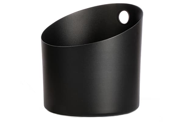 Schwarze Kühlbox für Sauna, ideal zum Kühlen von Getränken oder Zubehör.