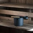 Eimer und Kelle für die Sauna, schwarzes Design, ideal für Wasser oder Tee.