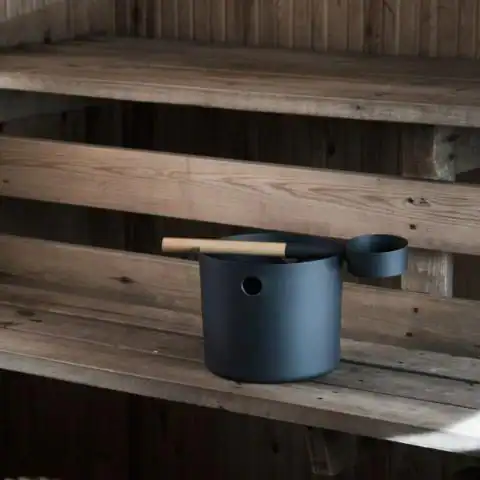 Eimer und Kelle für die Sauna, schwarzes Design, ideal für Wasser oder Tee.