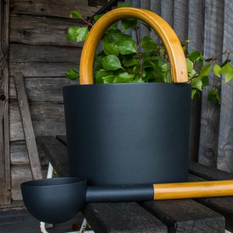 Schwarzer Kolo Sauna-Eimer mit Holzgriff für Saunazubehör.