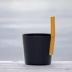 Schwarzer Eimer mit Holzgriff für Sauna oder Wellness.