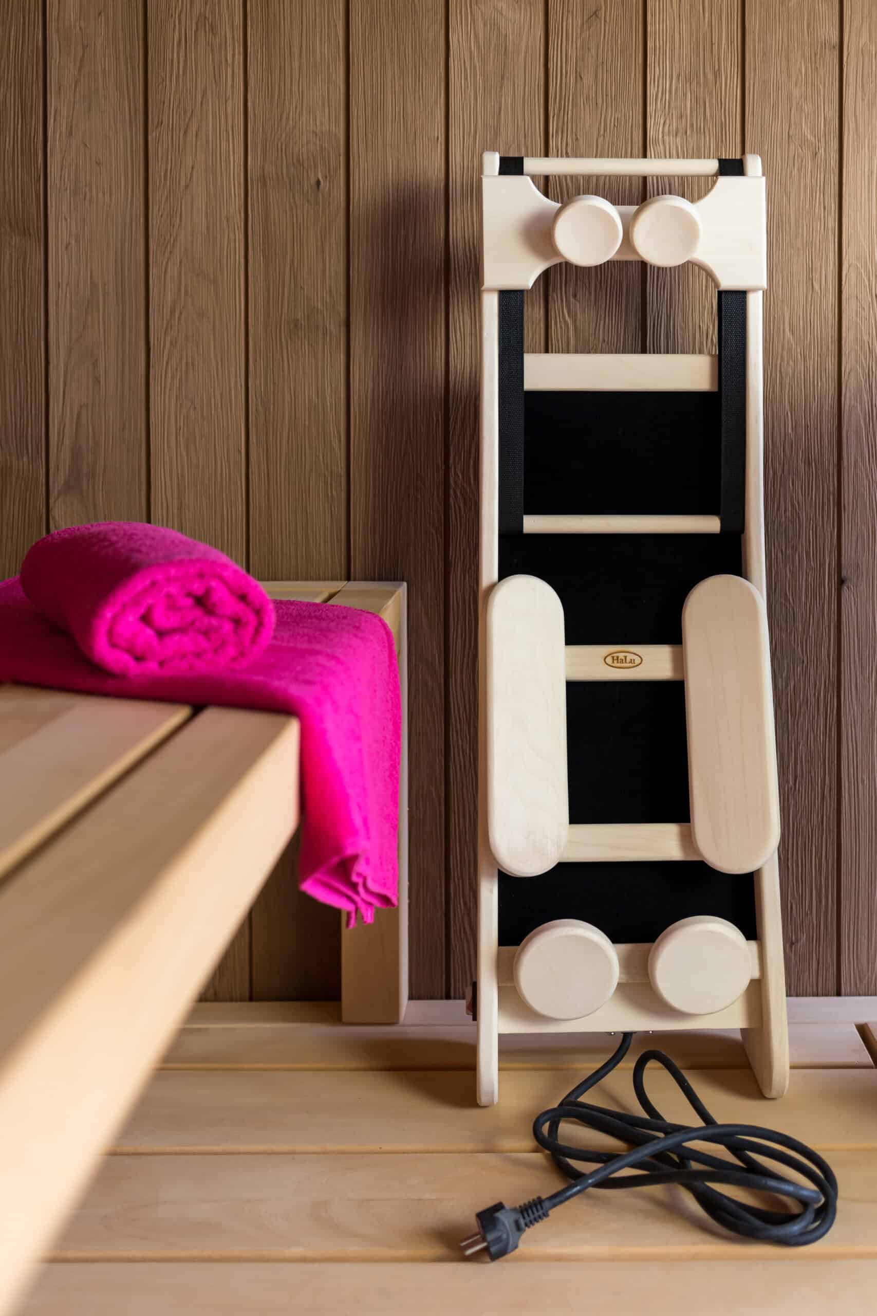 Relaxstuhl für Sauna oder Spa, Holzrahmen und komfortabler Sitz.