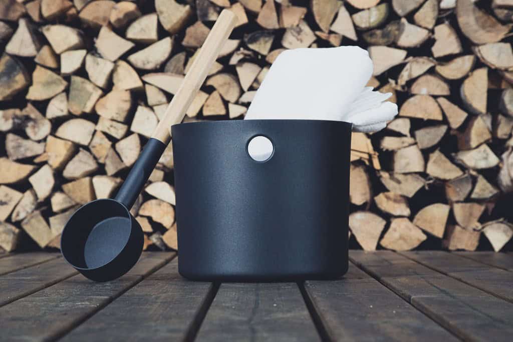 Eimer und Kelle für die Sauna, schwarzes Design, ideal zum Servieren von Wasser oder Ölen.