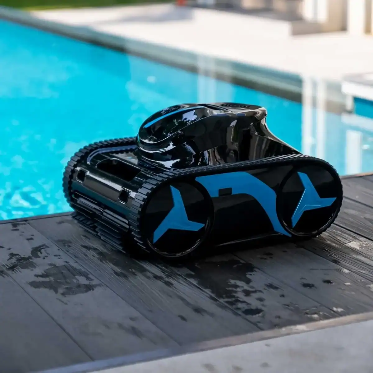 Automatischer Poolroboter zum Reinigen und für die Poolpflege.