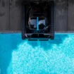 Automatischer Poolroboter reinigt das Wasser effizient.