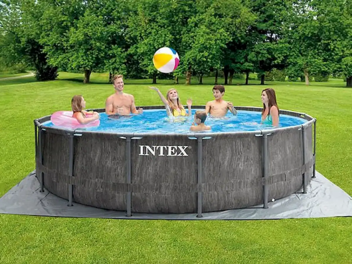 Intex Greywood Prism Frame Pool mit Filterpumpe und Zubehör.