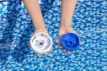 Zwei Poolteile von Bestway Hydrium Alderney in den Händen, geeignet für Metallpool Ø460 x.