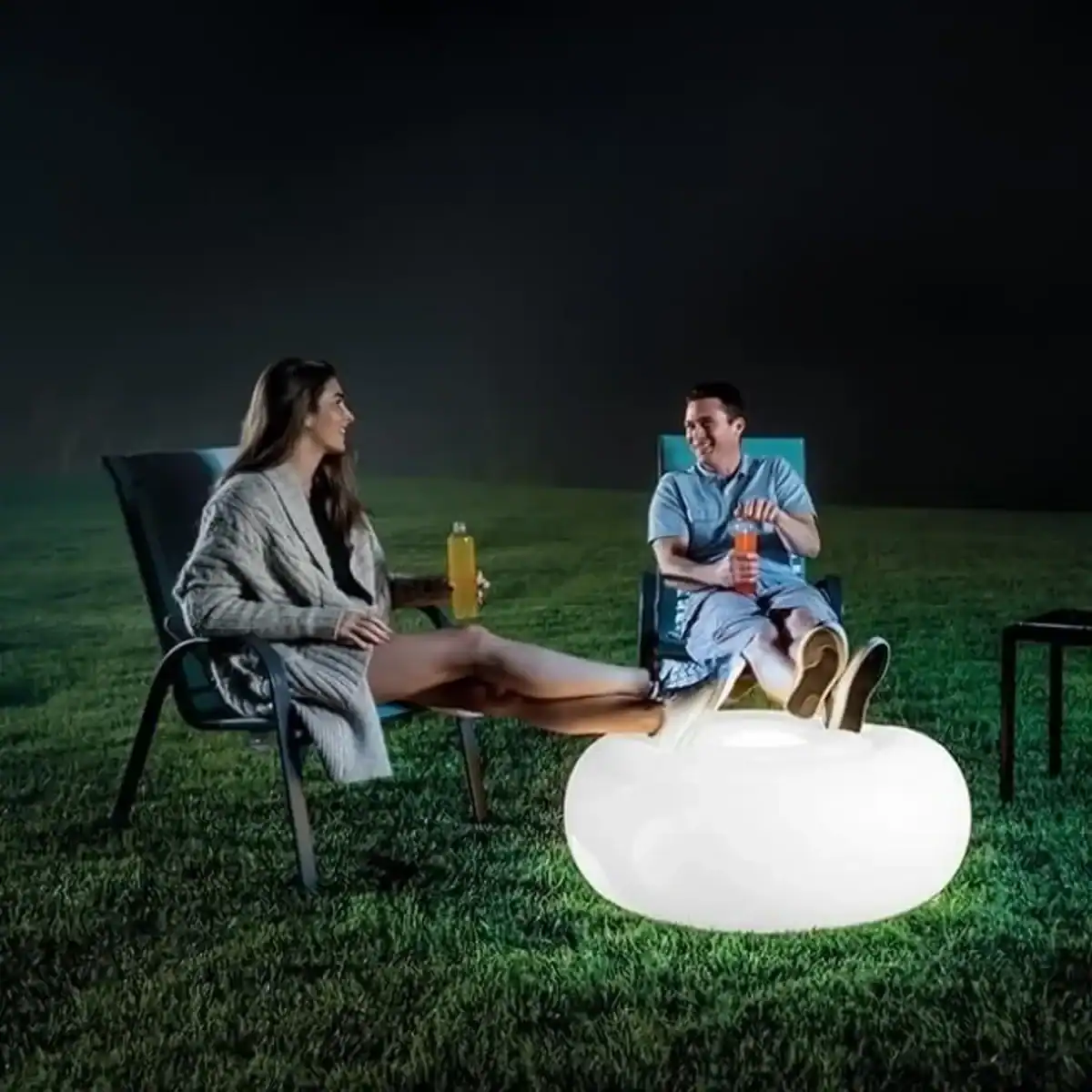 Aufblasbarer Intex LED-Sitzhocker mit Beleuchtung, geeignet für außen und innen.