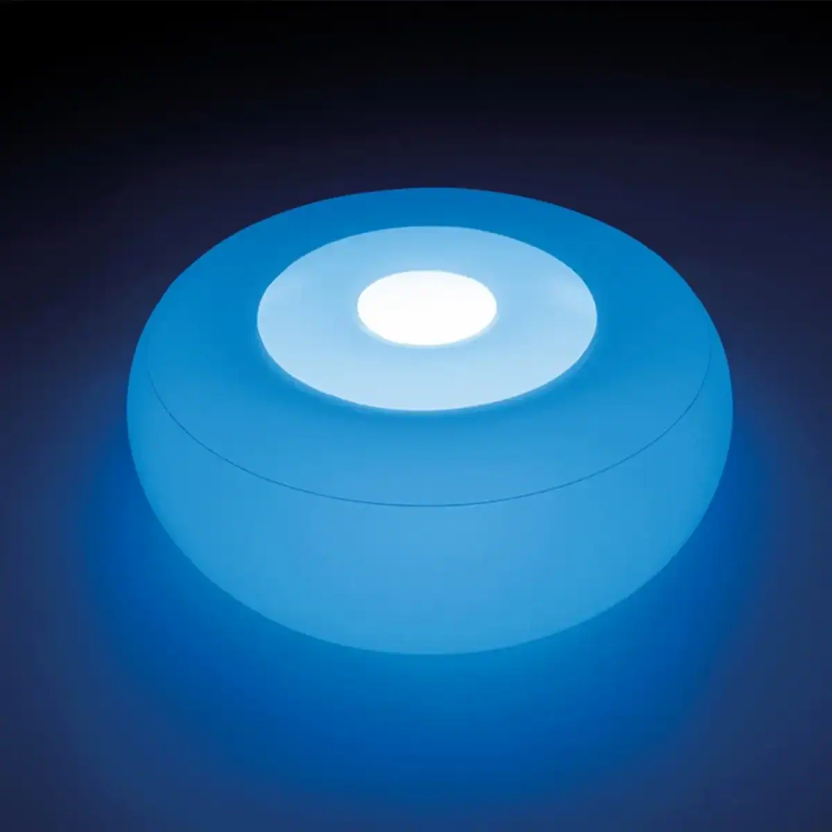 Aufblasbarer Intex LED-Sitzhocker, beleuchtet und komfortabel, ideal zum Entspannen und Dekorieren.