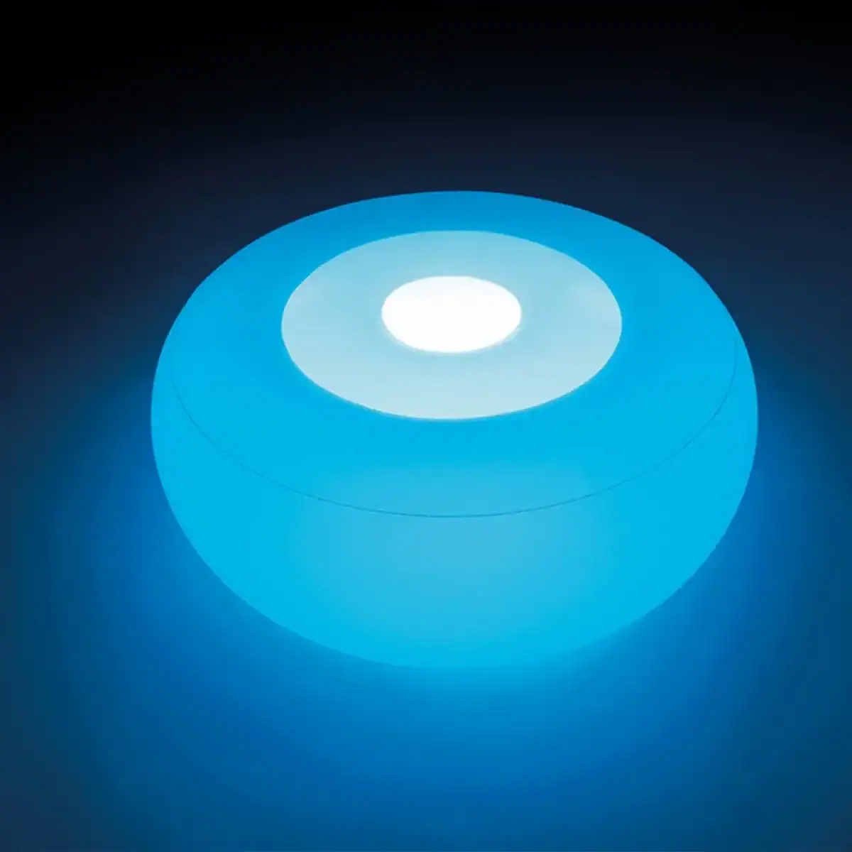 Aufblasbarer Intex LED-Sitzhocker, beleuchtet und komfortabel, ideal für Lounge und Terrasse.