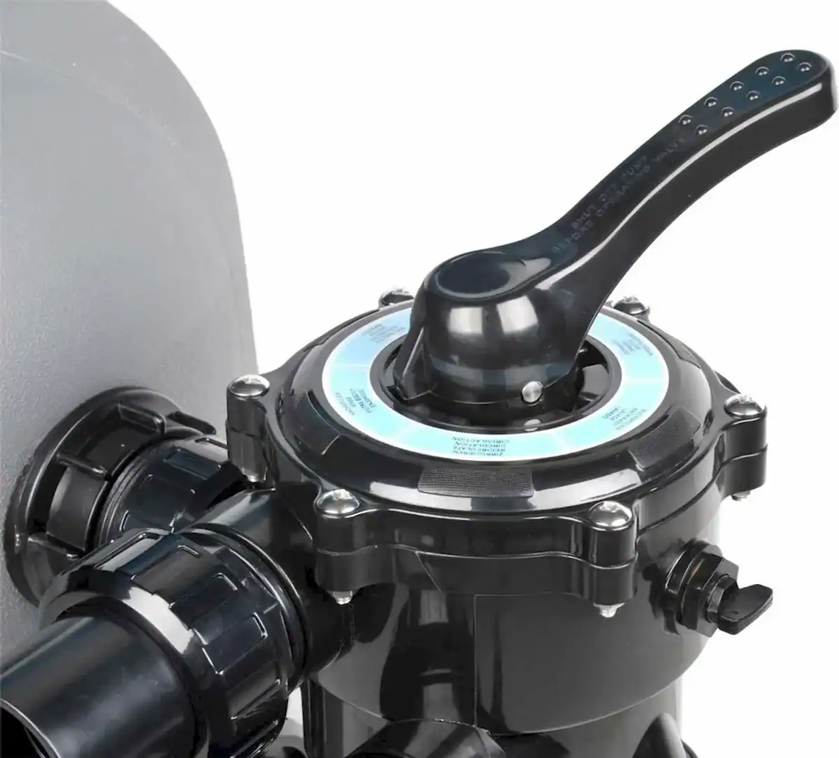 Schwarzer Side-Mount-Sandfilter für Pools, geeignet für 8m³ Wasser.