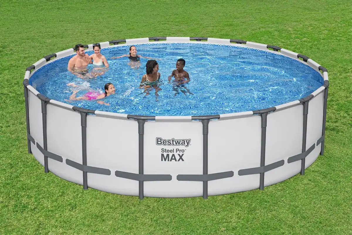 Robuster aufblasbarer Pool mit Filterpumpe und Zubehör.