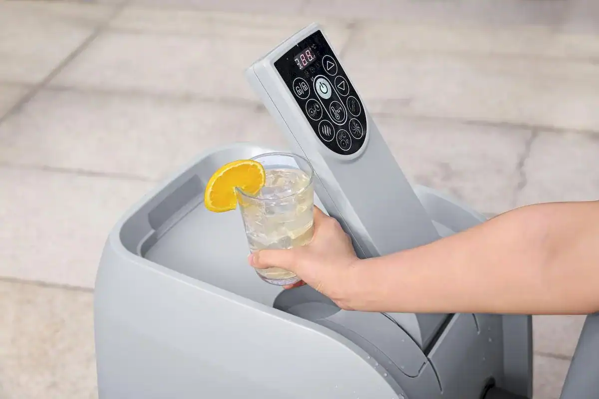 HydroJet Pro WiFi aufblasbarer Spa mit Getränkehalter und Bedienung, ideal für Entspannung und Wellness.