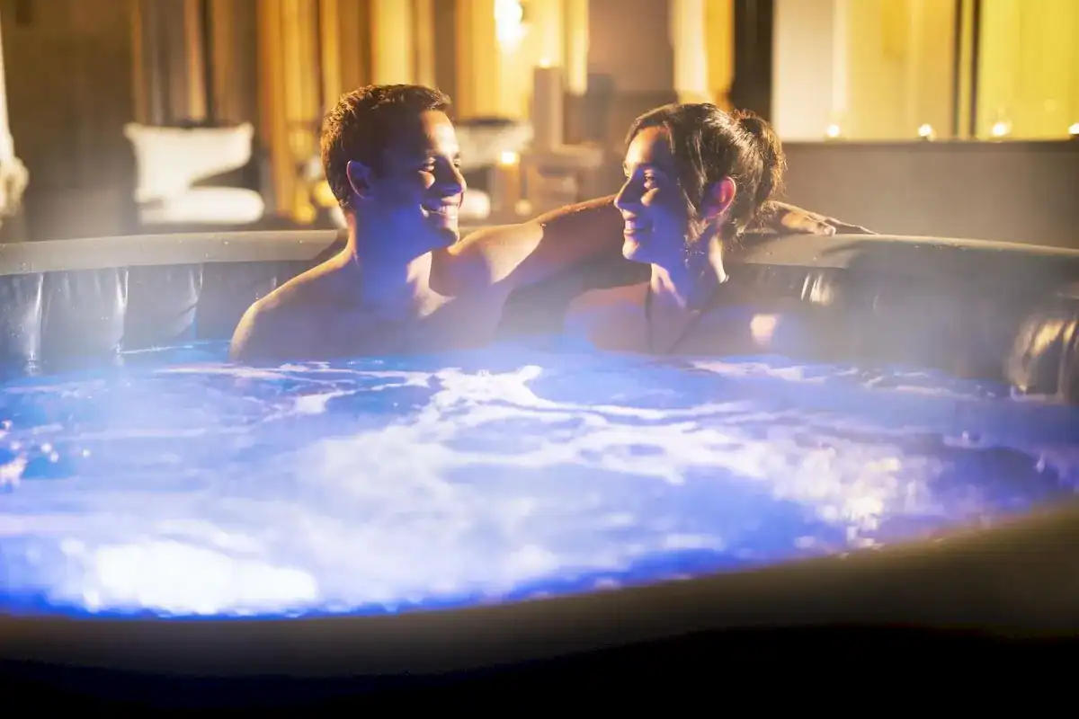HydroJet Pro WiFi aufblasbarer Spa für 7 Personen, ideal zur Entspannung zu Hause.