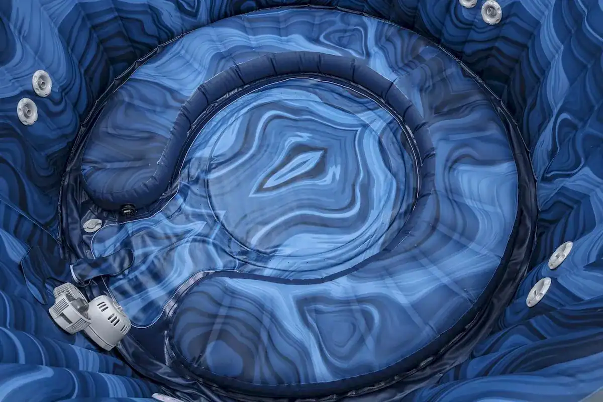 Aufblasbarer Spa mit Hydrojet und WiFi, geeignet für 7 Personen, blaues Design.