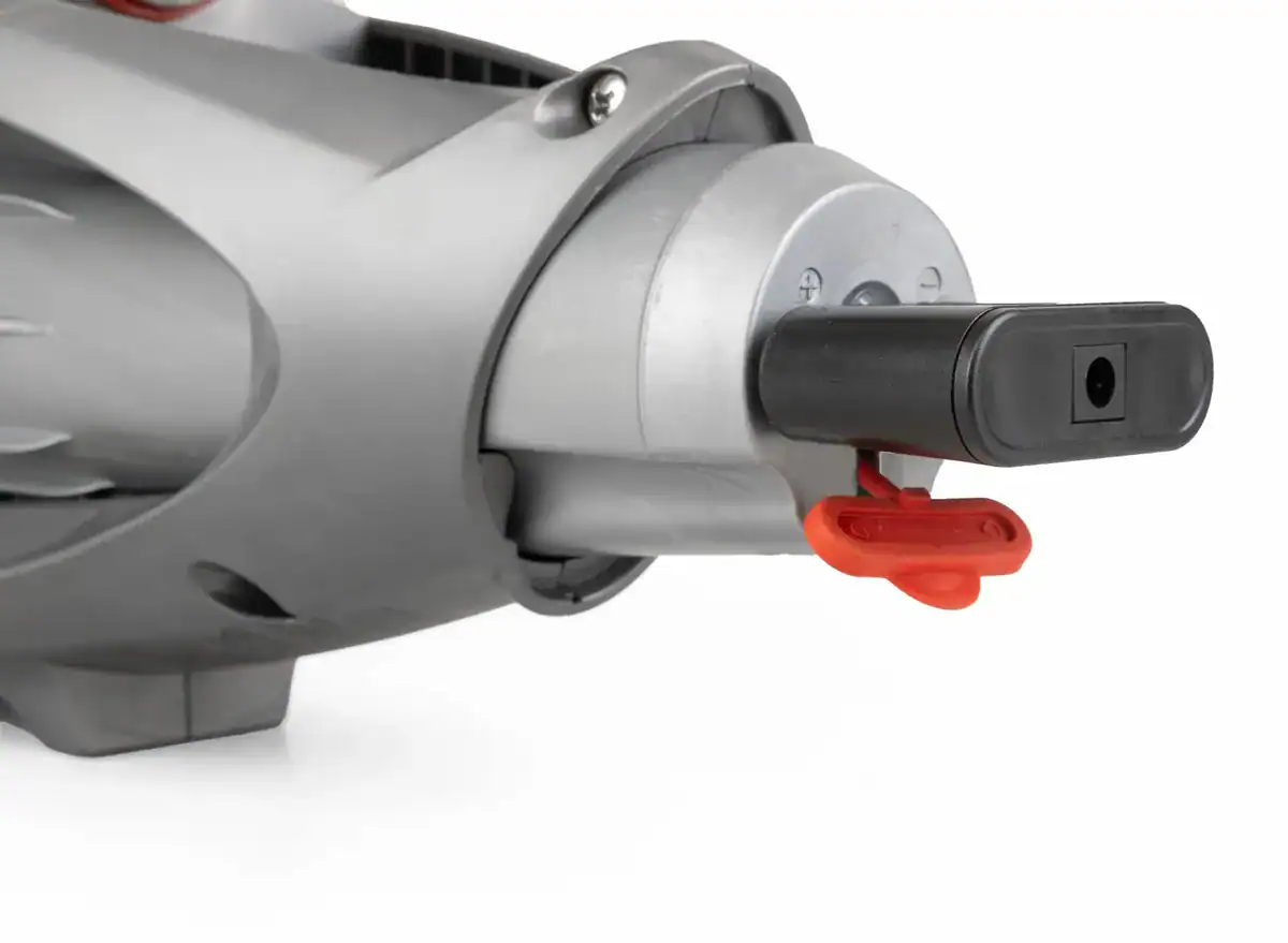 Elektrischer Poolsauger Kokido Voltera 25 zur Reinigung.