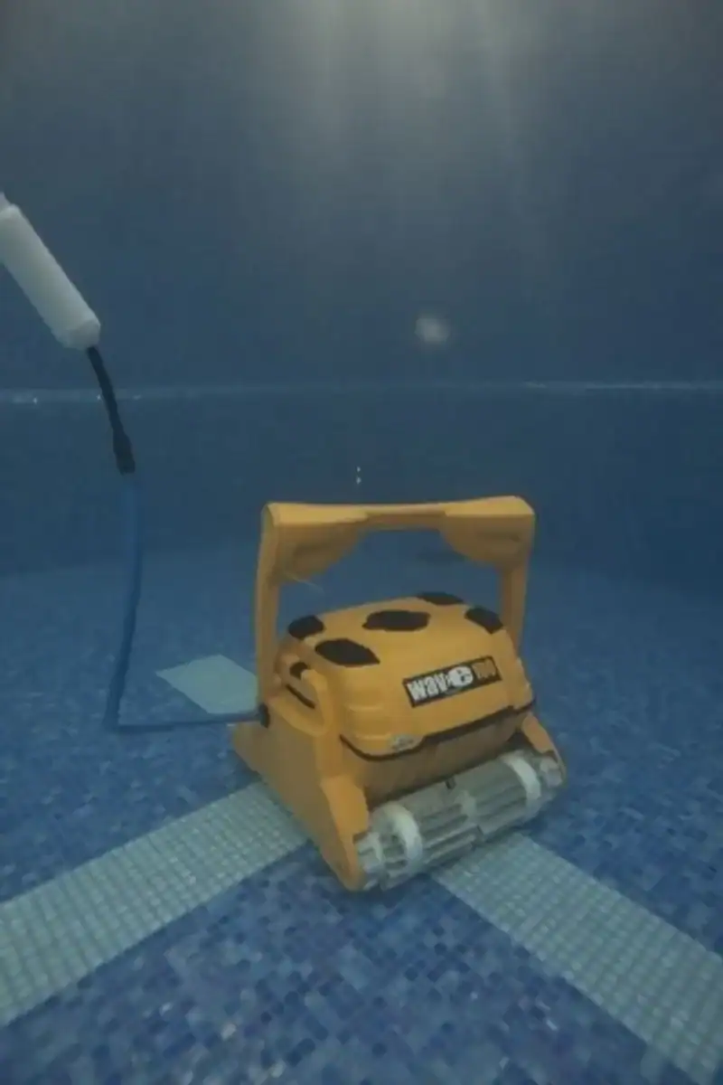 Automatischer Poolroboter zum Reinigen und für die Poolpflege.