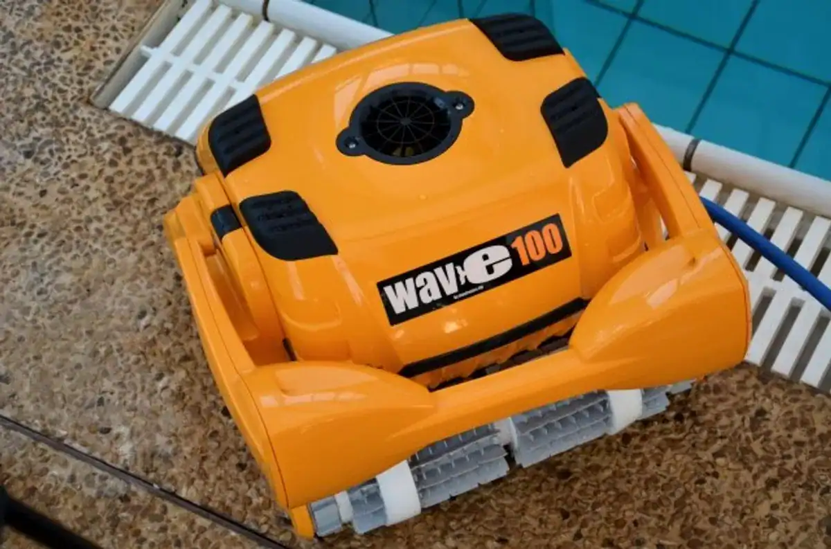 Poolroboter Wave 100 für sauberes und klares Poolwasser.