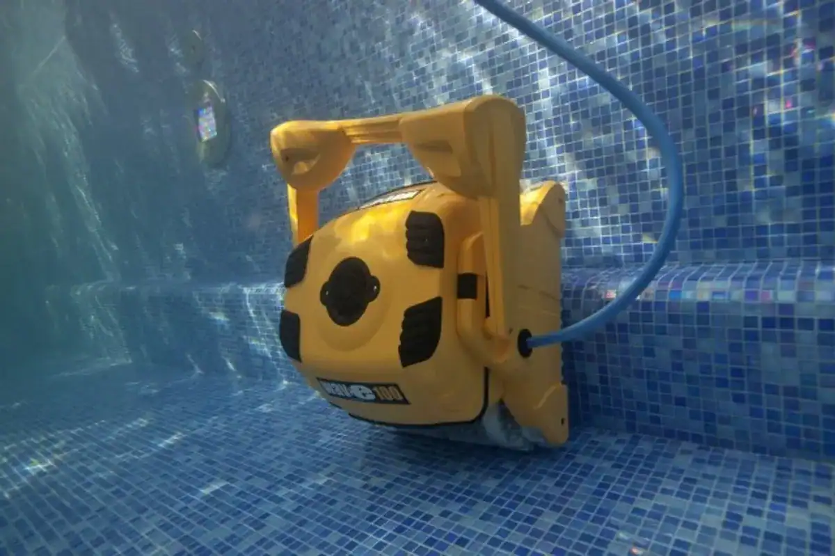 Automatischer Poolreiniger für sauberes und klares Wasser.