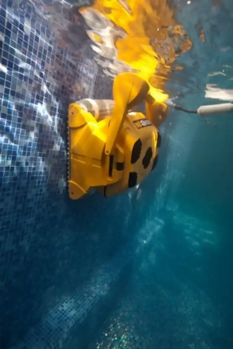 Automatischer Poolroboter für gründliche Reinigung von Pools.