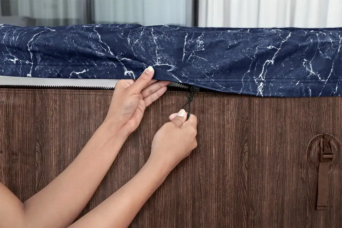 Nahaufnahme des Aufbaus des Lay-Z Spa Toronto AirJet für 7 Personen.