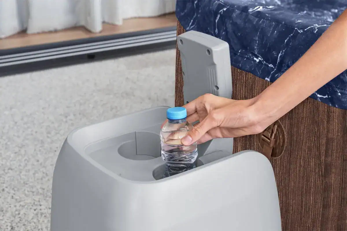 Wasserflasche im aufblasbaren Spa für Hydration platzieren.